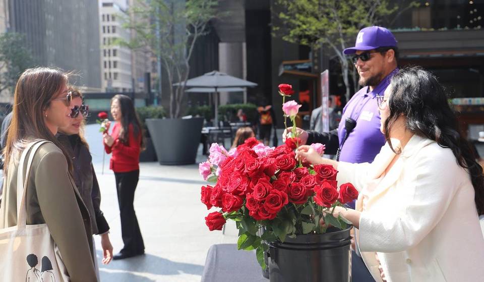 Bei dieser Blumenaktion werden kurz vor dem Valentinstag 2.000 kostenlose Rosen in DTLA verteilt.