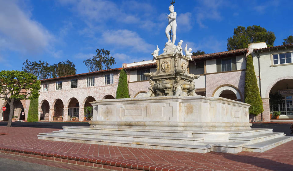À moins d&rsquo;une heure du centre-ville de Los Angeles, niché dans les collines de Palos Verdes, se cache un ancien plaza avec une fontaine en marbre représentant Neptune.