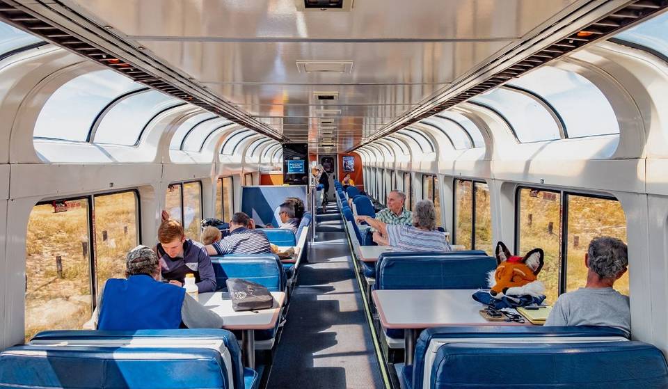 Ce train rare avec son toit en verre qui traverse la Californie est l&rsquo;un des voyages les plus pittoresques des États-Unis.