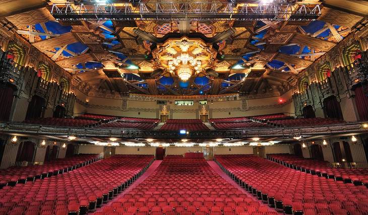 Ein Blick in die Weltklasse-Theaterszene von L.A.: 8 legendäre Veranstaltungsorte, die alles bieten, von sensorisch freundlichen Shows bis hin zu Tony-Award-gekrönten Dramen