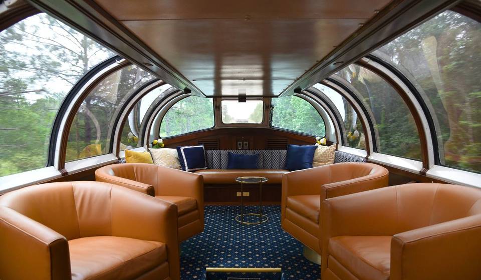 Este nuevo tren de lujo «estilo jet privado» que recorre California cuenta con techos de cúpula de cristal, suites privadas y un chef dedicado.