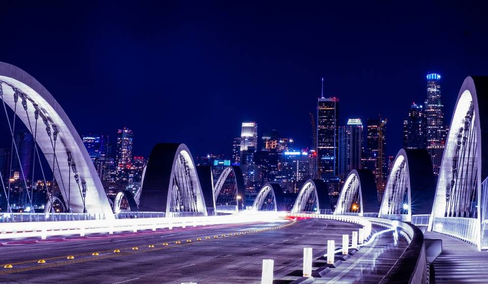 Los Ángeles planea volver a iluminar su puente de hormigón más largo antes de los Juegos Olímpicos de 2028: es el puente más famoso de Hollywood.