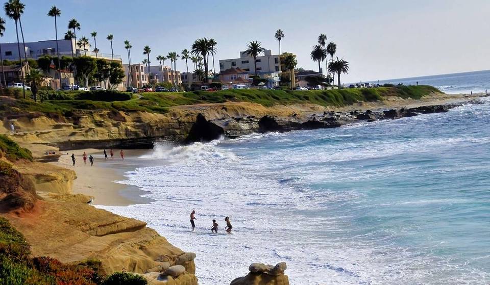 À moins de deux heures de Los Angeles, nichée entre des falaises escarpées, se cache une petite plage qui a récemment été classée n° 1 aux États-Unis.