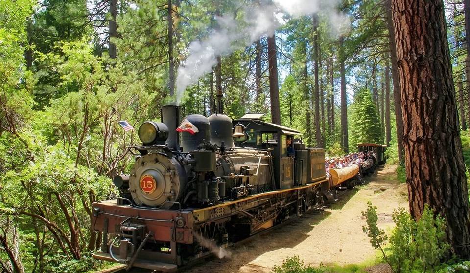 Ce trajet en train à vapeur à travers la forêt nationale de Sierra est l&rsquo;un des plus beaux des États-Unis, et il revient le mois prochain.