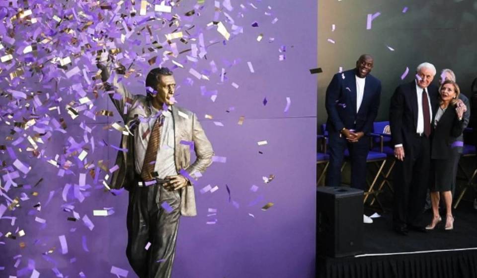 Los Angeles Lakers enthüllen Pat Riley-Statue vor der Crypto.com Arena zu Ehren des Vermächtnisses der „Showtime“-Ära