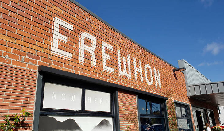 Erewhon WeHo feiert heute seine große Eröffnung mit exklusiven Werbegeschenken wie frischen Blumen und Geschenktüten