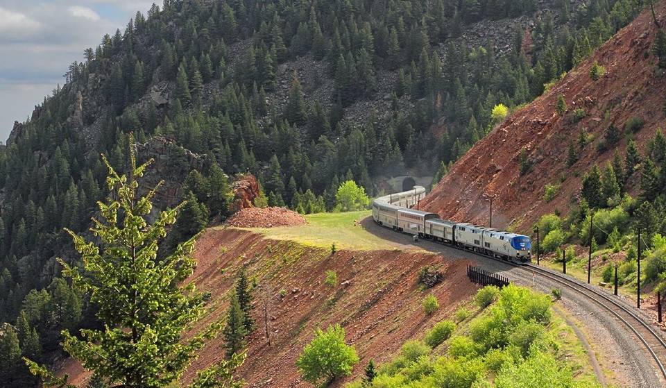 Cette ligne ferroviaire de 3 917 km vient d&rsquo;être désignée comme l&rsquo;un des « voyages les plus incroyables au monde » — reliant la Californie et le Midwest.