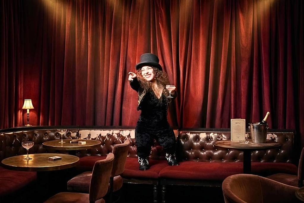 Black Rabbit Rose Gastgeber