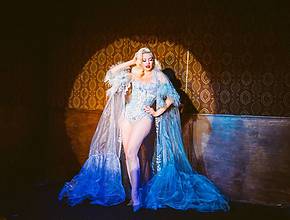 Eine brandneue Cabaret-Show bringt Vintage-Glamour und einen Hauch von Magie in diese versteckte Lounge in L.A.