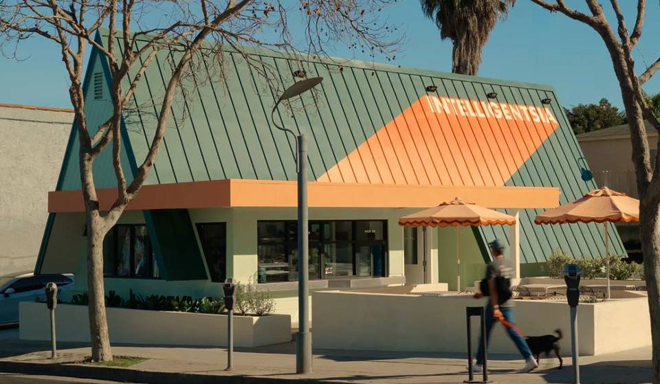 Ce bâtiment emblématique en A à Los Angeles troque ses chili dogs contre du café froid — et a conservé son drive-in d&rsquo;origine