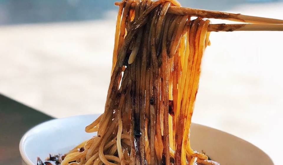 Ce restaurant situé dans un centre commercial de Koreatown sert des nouilles aux haricots noirs à 7 dollars — ainsi qu’un défi épicé « RIP » qui te permet de manger gratuitement