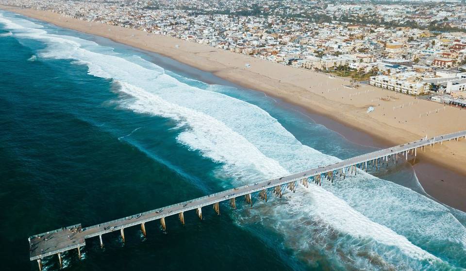 Esta juvenil ciudad costera, a solo 30 minutos de Los Ángeles —cuyo nombre significa «hermosa» en español—, cuenta con amplias playas de arena dorada, puestas de sol increíbles y un animado paseo marítimo.
