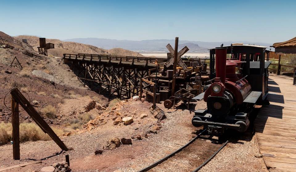 This California Train Ride Is One Of The Few In The U.S. That Travels Through A Gold Rush Ghost Town — Where 500 Mines Honeycomb The Hills
