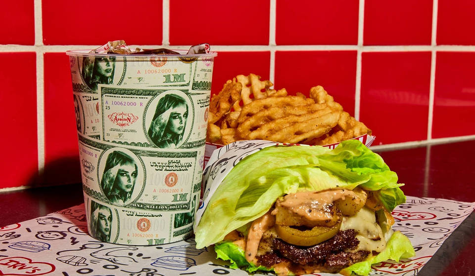 Addison Rae tiene su propio plato inspirado en la cocina cajún en Irv’s Burgers: viene con un vaso coleccionable y puedes probarlo en Coachella