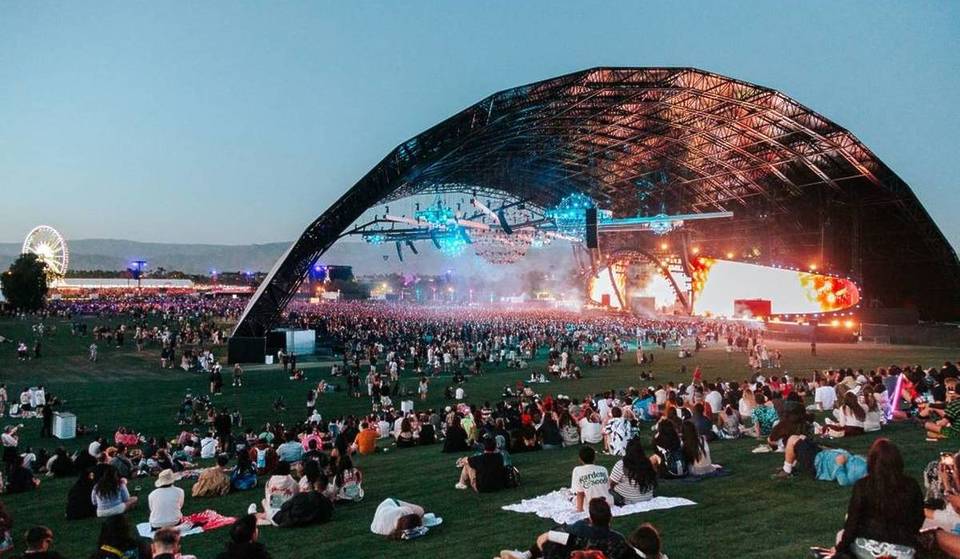 ¿Te da FOMO por no estar en Coachella 2026 este fin de semana? Aquí te explicamos cómo ver en directo todos los conciertos de «Couch-Chella»