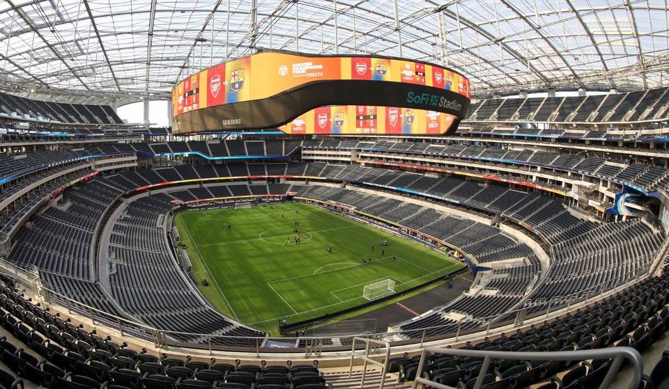 Das SoFi Stadium hat gerade mit einer umfassenden Umgestaltung im Vorfeld der FIFA-Weltmeisterschaft 2026 begonnen – 74.000 Quadratfuß Naturrasen werden verlegt