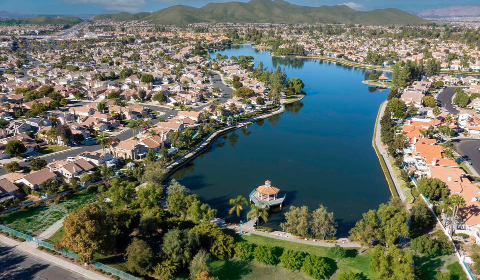 Diese moderne „Boomtown“ zwischen L.A. und San Diego ist eine der am schnellsten wachsenden Städte Kaliforniens – mit Leben am See und einer „urban-vorstädtischen“ Atmosphäre