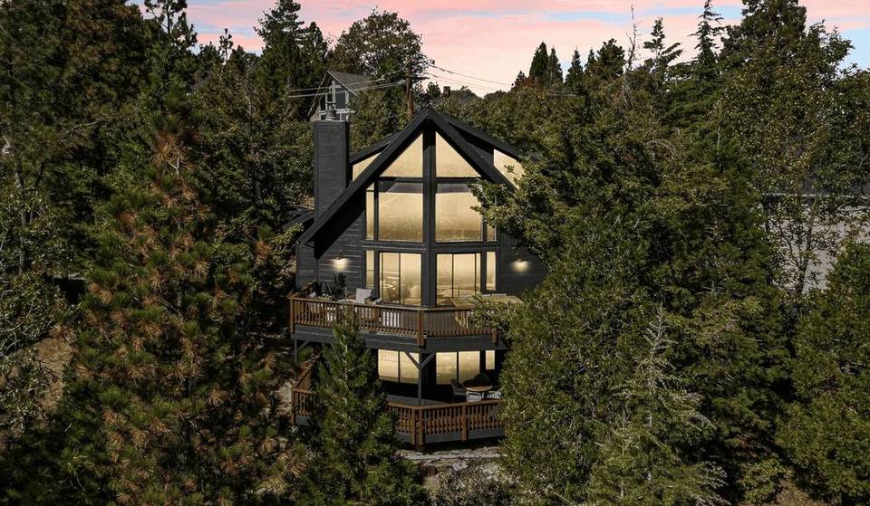 Dieses dreistöckige A-Frame-Haus ist das meistgewünschte Airbnb im ganzen Bundesstaat – es liegt weniger als zwei Stunden von L.A. entfernt in den „Alpen Südkaliforniens“
