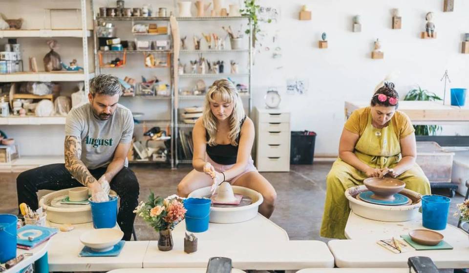 Mets-toi un peu les mains dans la pâte avec des chiots sauvés lors de cet atelier de poterie à Culver City ce week-end