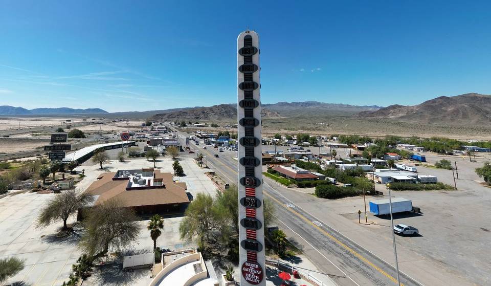 Cette petite ville du désert californien abrite le thermomètre le plus haut du monde — qui indique la température la plus élevée jamais enregistrée sur Terre : 56,7 °C