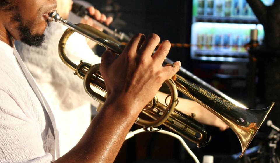L.A.s riesiges kostenloses Jazzfestival kehrt diesen Sommer auf ein Dach in Baldwin Hills zurück – zusammen mit monatlichen Sunday Jazz Sessions und offenen Jams