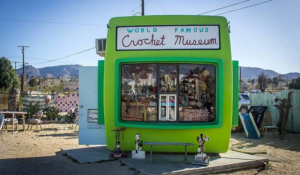 Cette cabine photo vert vif cachée dans le désert est en fait un musée entièrement gratuit — et il se trouve à seulement 2 heures de L.A.