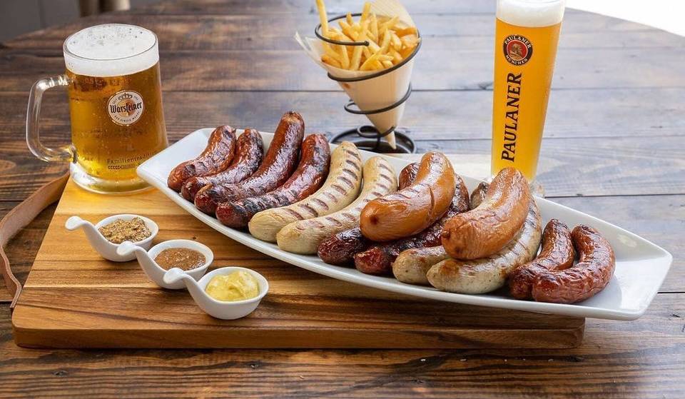 El alocado Wurst Fest de Huntington Beach vuelve este mayo con entrada gratuita, música en directo y una divertidísima tradición de 30 años de carreras de perros salchicha