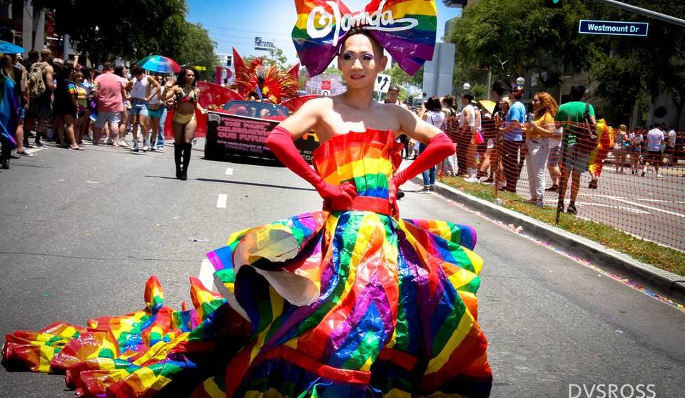 Von maßgeschneiderter Poesie bis hin zu Live-Zeichnen – das WeHo Pride Arts Festival kehrt mit einem komplett kostenlosen Programm queerer Geschichtenerzähler nach West Hollywood zurück