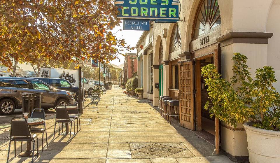 Cette ville californienne est officiellement la plus heureuse des États-Unis — grâce à des niveaux de revenus élevés et à un fort bien-être social et mental