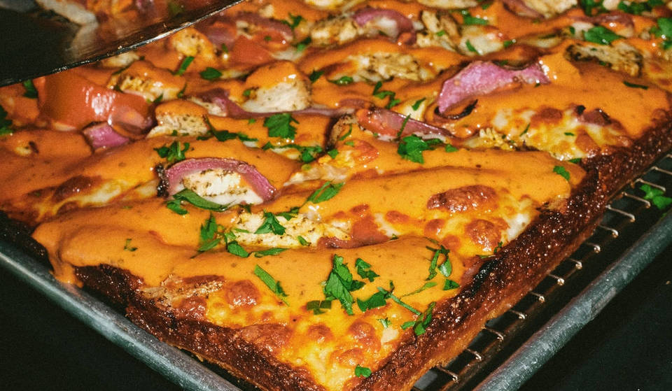 Wir haben L.A.s neue Butter-Hühnchen-Pizza probiert – die BADMAASH x Prime Pizza-Kollaboration ist nur zwei Wochen lang erhältlich