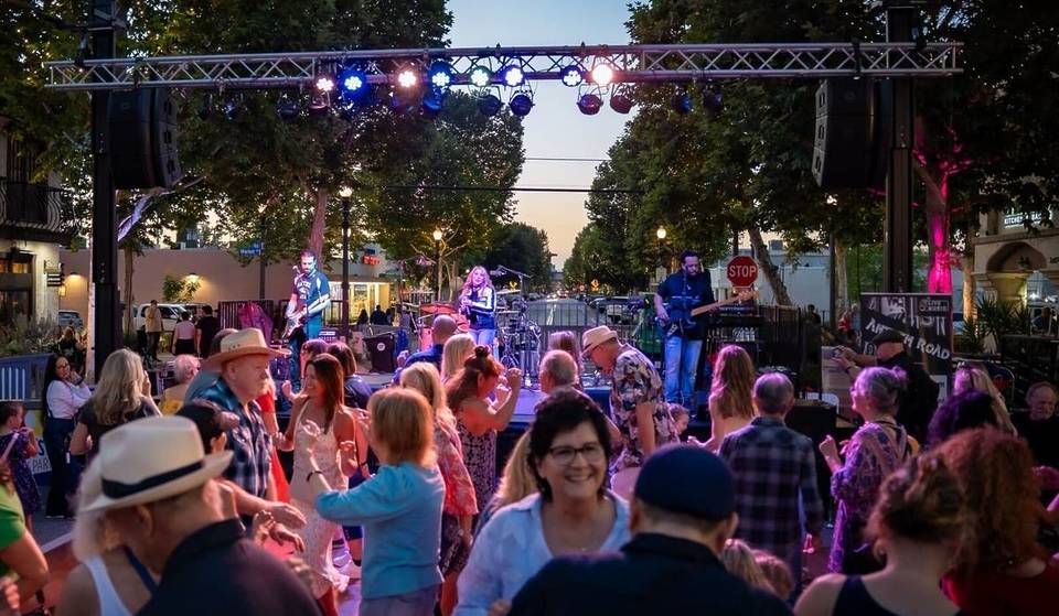 Weniger als eine Stunde von L.A. entfernt verwandelt diese Kleinstadt am Donnerstag ihre Hauptstraße in eine von mittelalterlichen Abenteuern inspirierte Blockparty – und das Sommerprogramm wird von da an nur noch besser