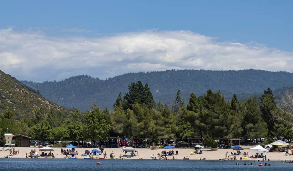 En lo alto de las montañas de San Bernardino, a menos de una hora y media de Los Ángeles, este embalse de un azul intenso ha dado oficialmente el pistoletazo de salida a su temporada de baño de verano de 2026, con cuatro campings a orillas del lago y espectaculares vistas alpinas.