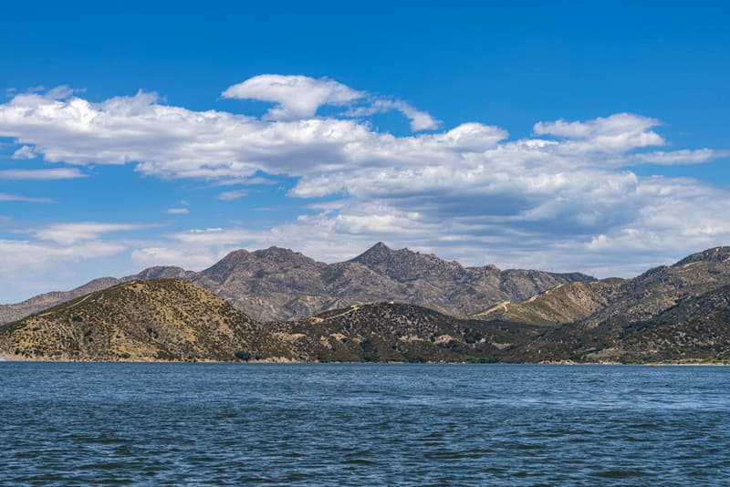Le lac Silverwood et le paysage montagneux.