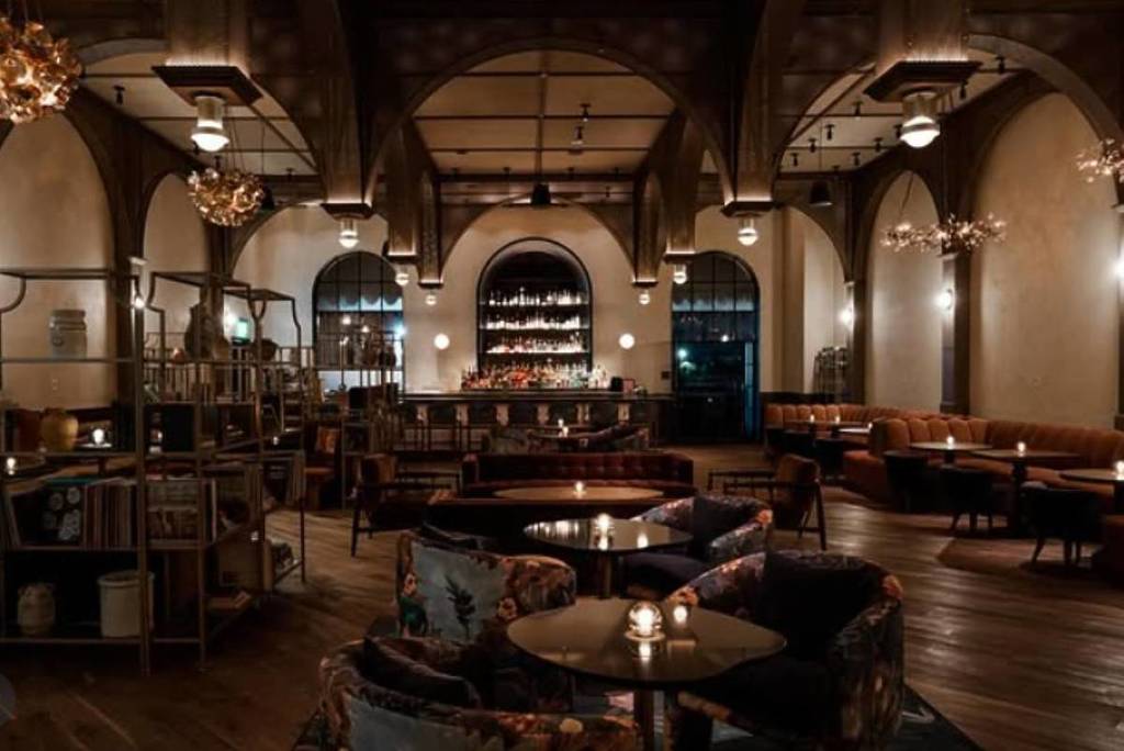 Chinatown in L.A. hat eine neue Late-Night-Cocktailbar und Sushi-Lounge namens Mitsi von Ben Lovett von Mumford &amp; Sons