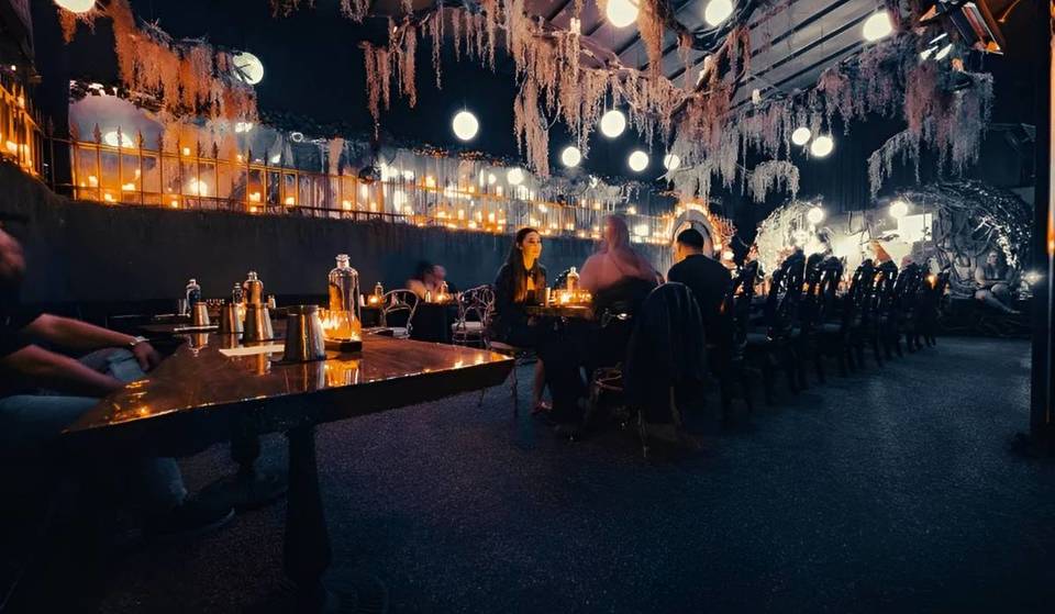 L’expérience cocktail « la mieux notée » de Los Angeles se cache discrètement dans une distillerie de l’Arts District — avec 6 dégustations sélectionnées avec soin, des cascades intérieures et 2 heures de contes empreints de magie noire