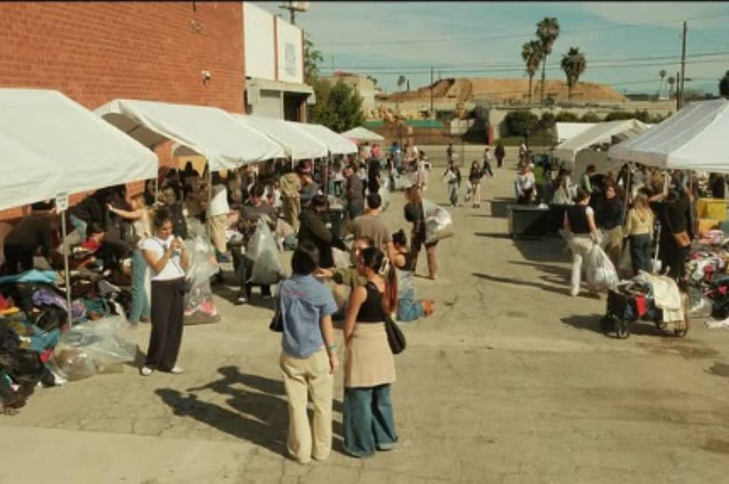 Vuelve la gran venta de almacén vintage de Los Ángeles con miles de kilos de ropa por solo 6 dólares el kilo