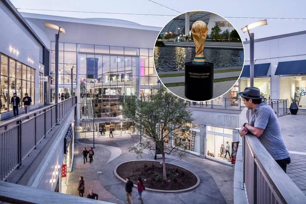 Eingang zum Del Amo Fashion Center und FIFA-Weltmeisterschaftspokal