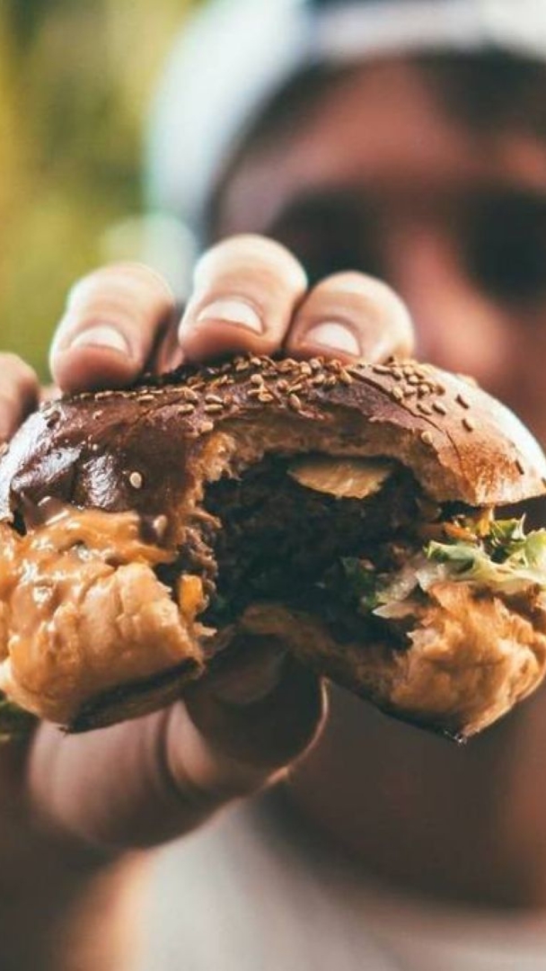 Croque à pleines dents dans l'une de ces offres de burgers juteux à partir d'aujourd'hui, en l'honneur de la Journée nationale du burger 2026
