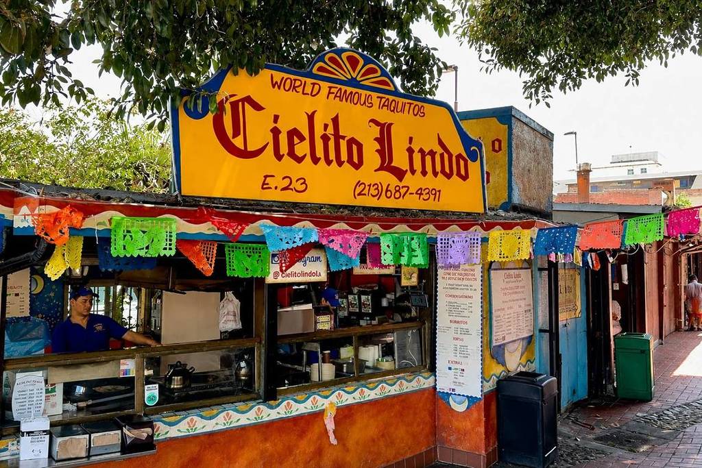 Los Ángeles se moviliza en apoyo del puesto de taquitos de 90 años de antigüedad que comenzó con un solo carrito en 1934