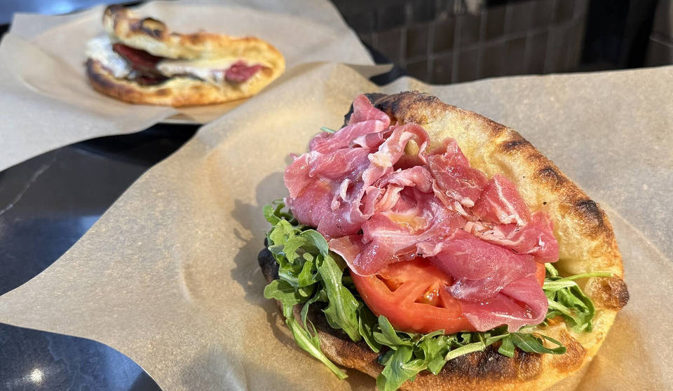 L.A.s erster Laden für Sandwiches aus Pizzateig erobert die Stadt nach nur fünf Monaten im Sturm: Ein Blick auf Sandoughs 48-stündigen Gärprozess