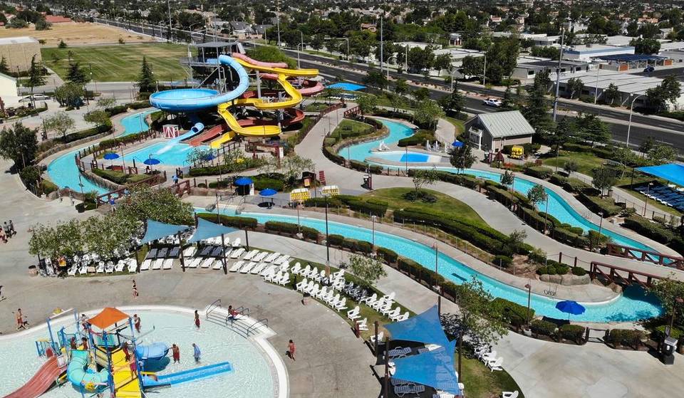 À seulement 1 heure de L.A., le plus grand parc aquatique de la région du High Desert a enfin rouvert ses portes — s&rsquo;étendant sur 2,4 hectares et proposant une rivière lente de 282 mètres
