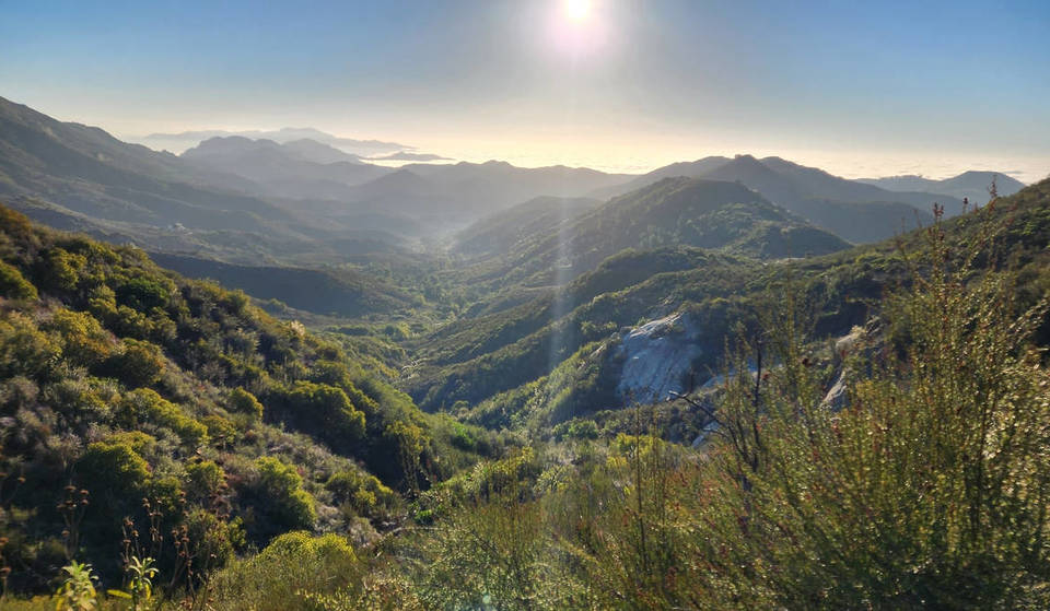 La revista Outside nombró esta ruta de 108 km de Los Ángeles como una de las «10 rutas de senderismo más bonitas del mundo»: atraviesa el tramo mejor protegido del hábitat costero mediterráneo del planeta