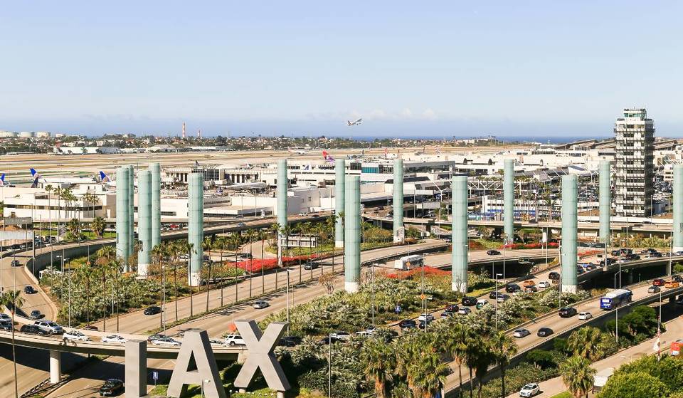 Eine große US-Fluggesellschaft setzt mehrere Strecken ab LAX aufgrund steigender Treibstoffkosten aus