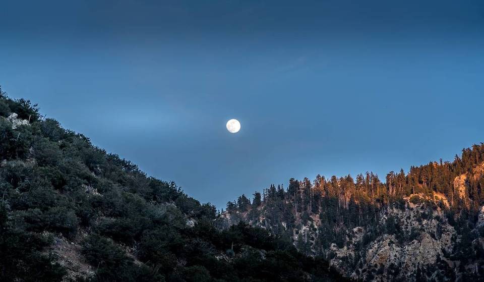 A 1 hora de Los Ángeles: El pico más alto de las montañas de San Gabriel organiza «excursiones a la luz de la luna» autoguiadas con cena, música y baile en la cima, pero solo quedan 5 fechas para lo que queda de 2026