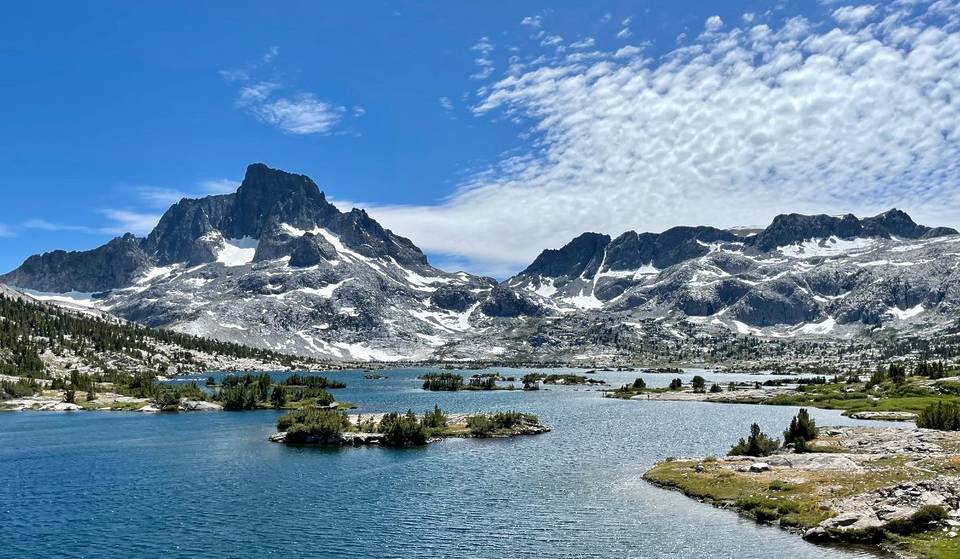 Moins fréquenté que le lac Tahoe, cette oasis alpine « intacte » de la Sierra Nevada offre des eaux cristallines et des sentiers de montagne pittoresques