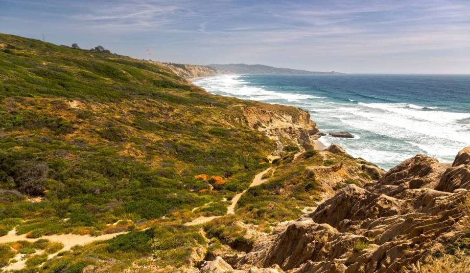 Este parque costero de 2000 acres, con hermosas rutas de senderismo con vistas a la playa, reabrió a principios de esta primavera tras un cierre temporal