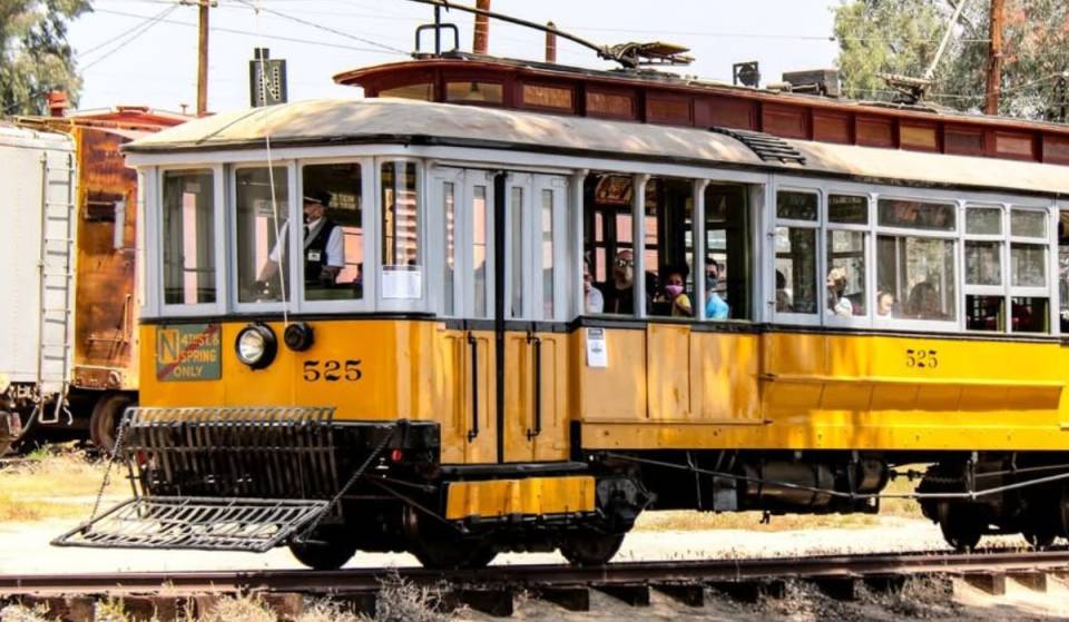 La «pequeña cápsula del tiempo» del sur de California está a solo 90 minutos de Los Ángeles: esta histórica localidad del Inland Empire cuenta con tranvías y trenes de los años 20 que te permiten explorar el valle por solo 13 dólares.
