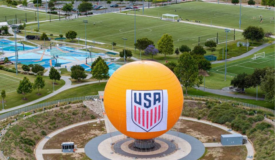 La selección masculina de EE. UU. eligió este megaparque de 1.000 millones de dólares para prepararse para el Mundial, que alberga un extenso complejo deportivo de 194 acres, uno de los más grandes del país