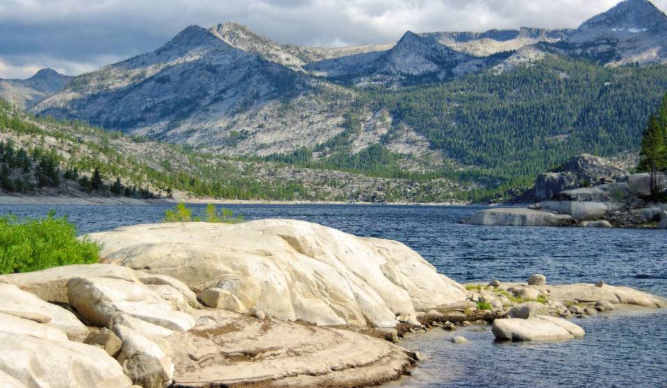 Après une fermeture d’un an, ce camping de la forêt nationale de Sierra rouvre enfin ses portes — avec 25 emplacements de camping, une zone de baignade et des aires de pique-nique