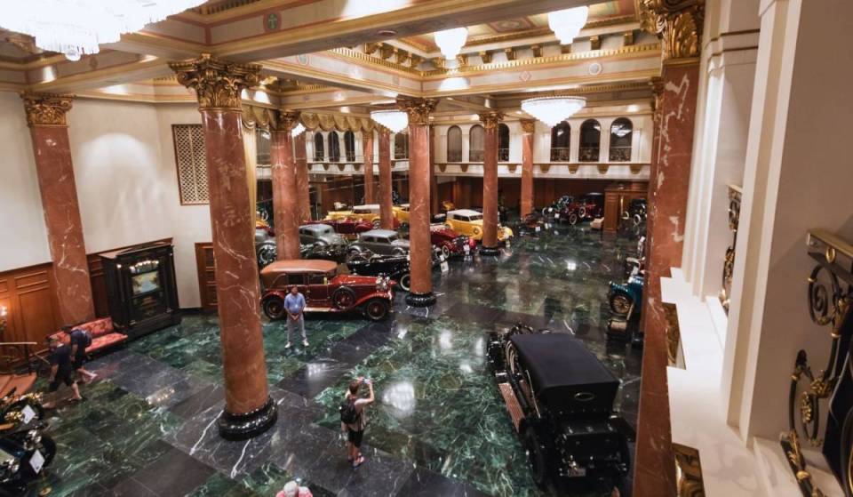 L’une des sorties les plus sous-estimées de L.A. : ce billet à 5 $ te permet de découvrir un somptueux palais de Sylmar, considéré comme l’une des plus belles collections automobiles d’Amérique du Nord